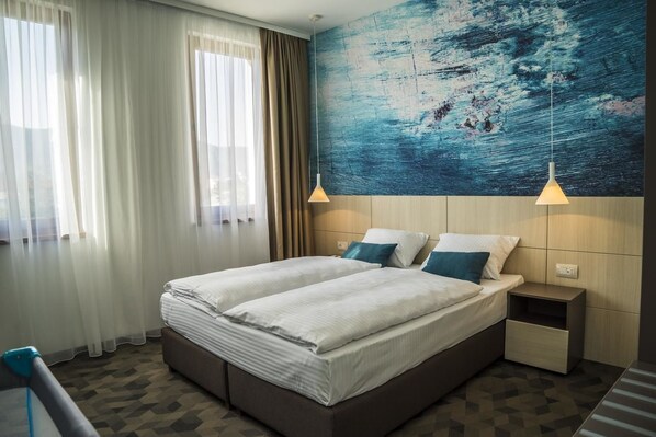 Habitación estándar con 2 camas individuales | Minibar, caja de seguridad en la habitación y escritorio 