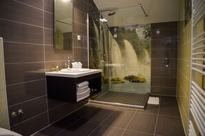 Shower, free toiletries, hair dryer, slippers - Hotel Kapetanovina (Mostar)
