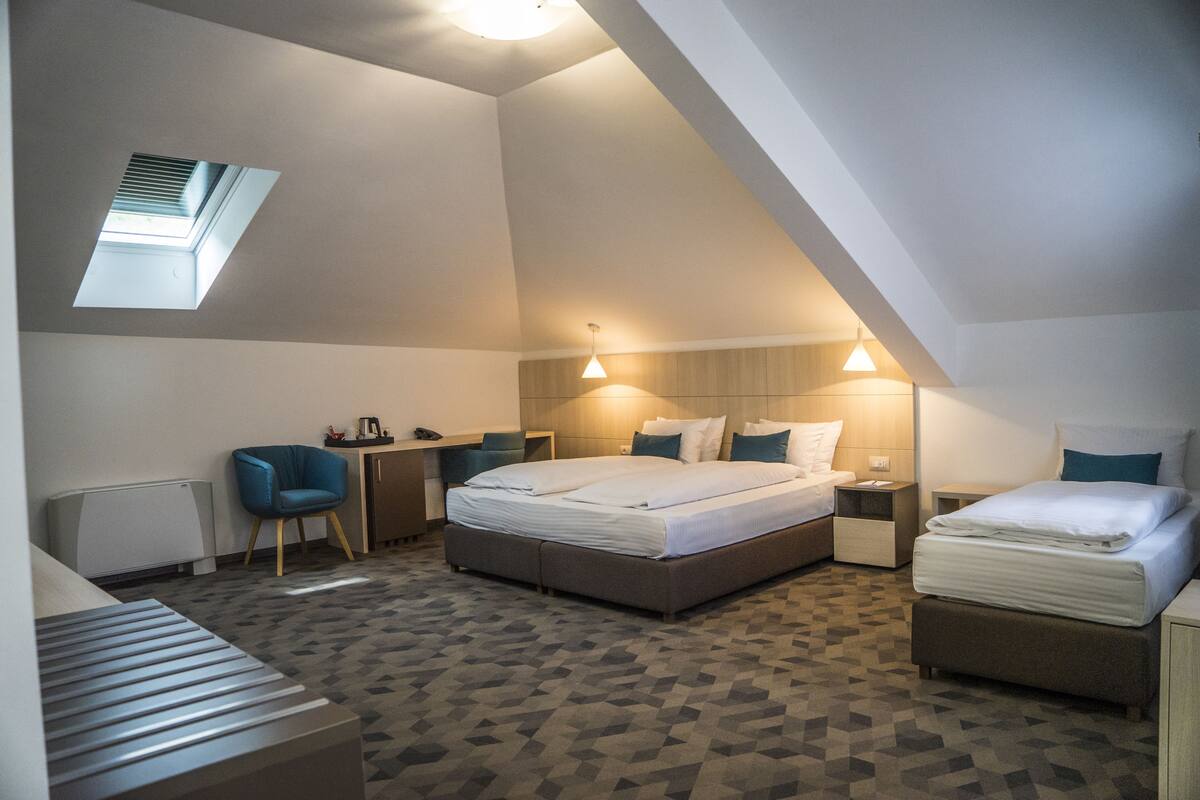 Suite – junior, balkong | Minibar, safe på rommet, skrivebord og lydisolert