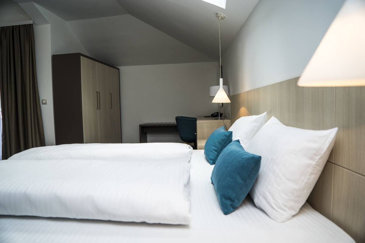 Minibar, safe på rommet, skrivebord og lydisolert