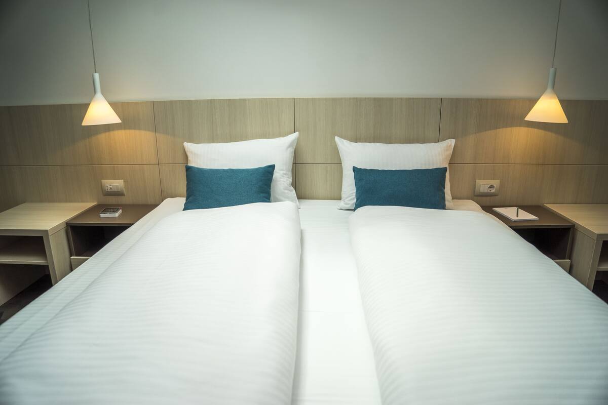 Minibar, safe på rommet, skrivebord og lydisolert