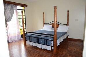 Double Room (delight 1) | Desk - Delight Apartments (Nairobi)