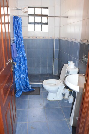 Douche, douche à « effet pluie », articles de toilette gratuits