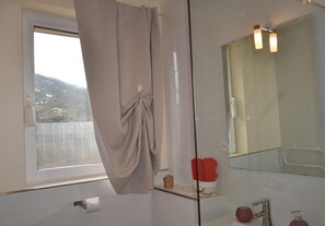 Shower, free toiletries, hair dryer, towels - Les Terrasses du Paradis (Orpierre)