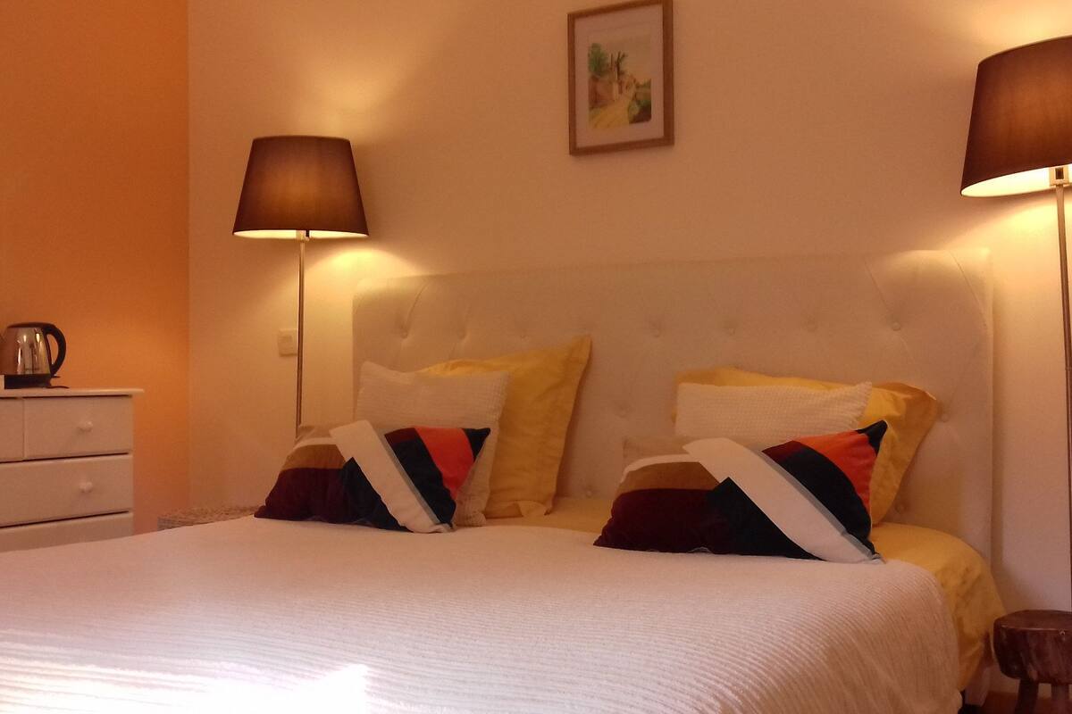Double Room (Orange)