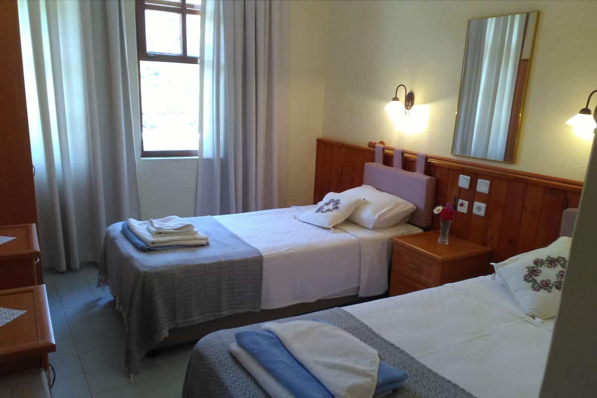 Twin Room | Desk, free cribs/infant beds, free WiFi, bed sheets