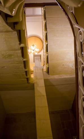 Eine Treppe führt zu einem Raum mit einem Chandelier.