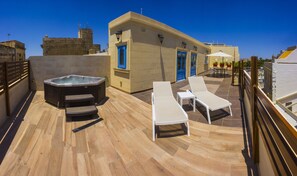 Suite, terrasse, vue ville | Terrasse/Patio