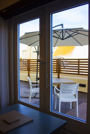 Suite, terrasse, vue sur la ville | Balcon
