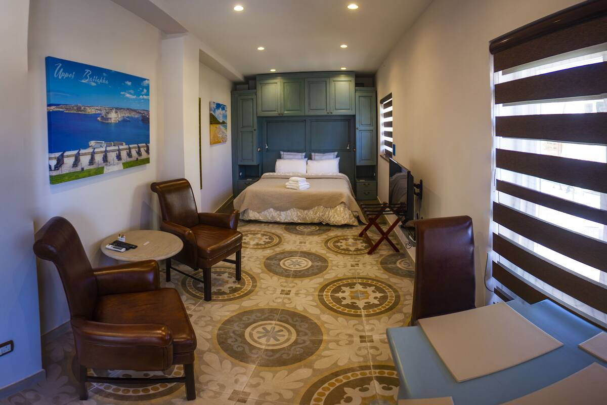 Premium bedding, in-room safe, blackout curtains