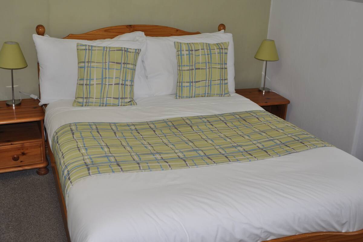 Family Room | Iron/ironing board (on request), WiFi (free), bed sheets