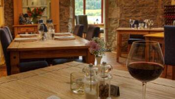 Lunch, dinner, brunch served; local cuisine