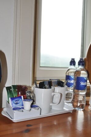 Coffee/tea maker, electric kettle - West Loch Hotel (Tarbert)