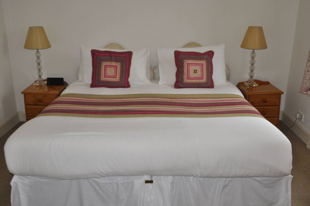 Superior Double Room, 1 Bedroom | Iron/ironing board (on request), WiFi (free), bed sheets