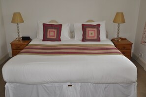 Habitación doble superior, 1 habitación | Tabla de planchar con plancha, wifi gratis y ropa de cama