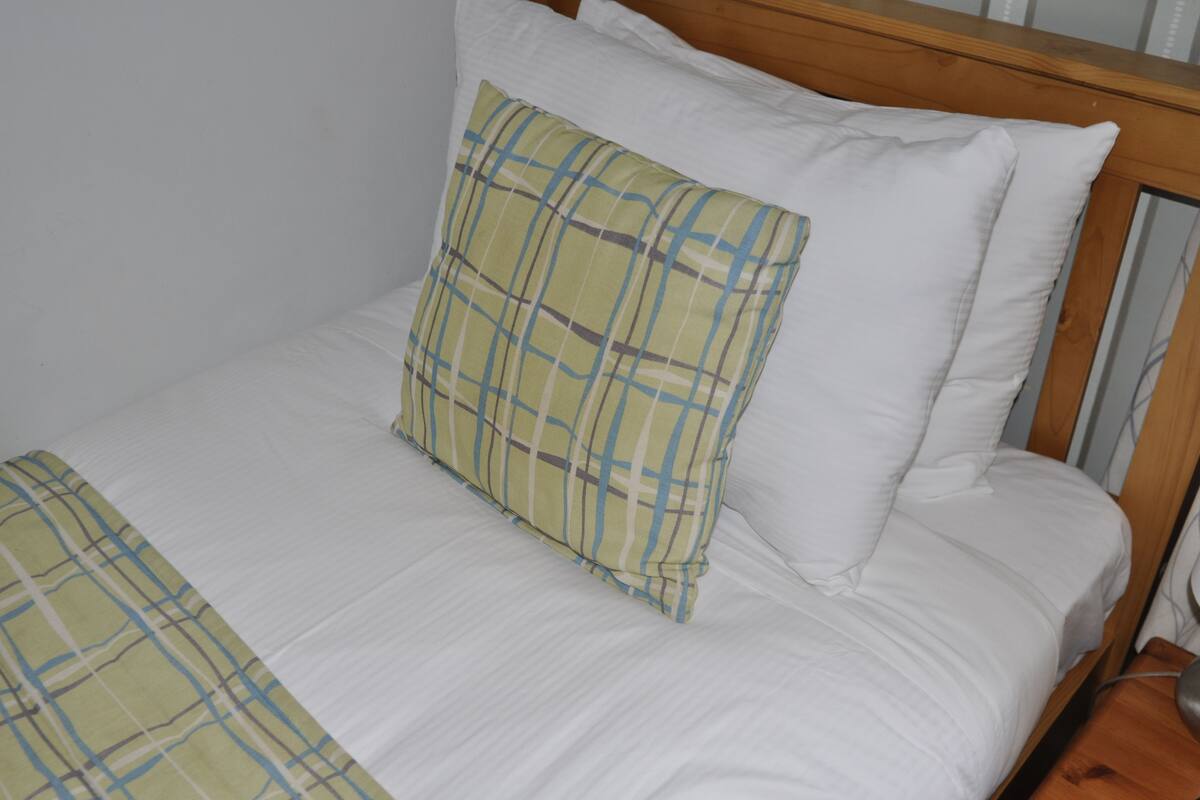 Single Room, Ensuite | Iron/ironing board (on request), WiFi (free), bed sheets