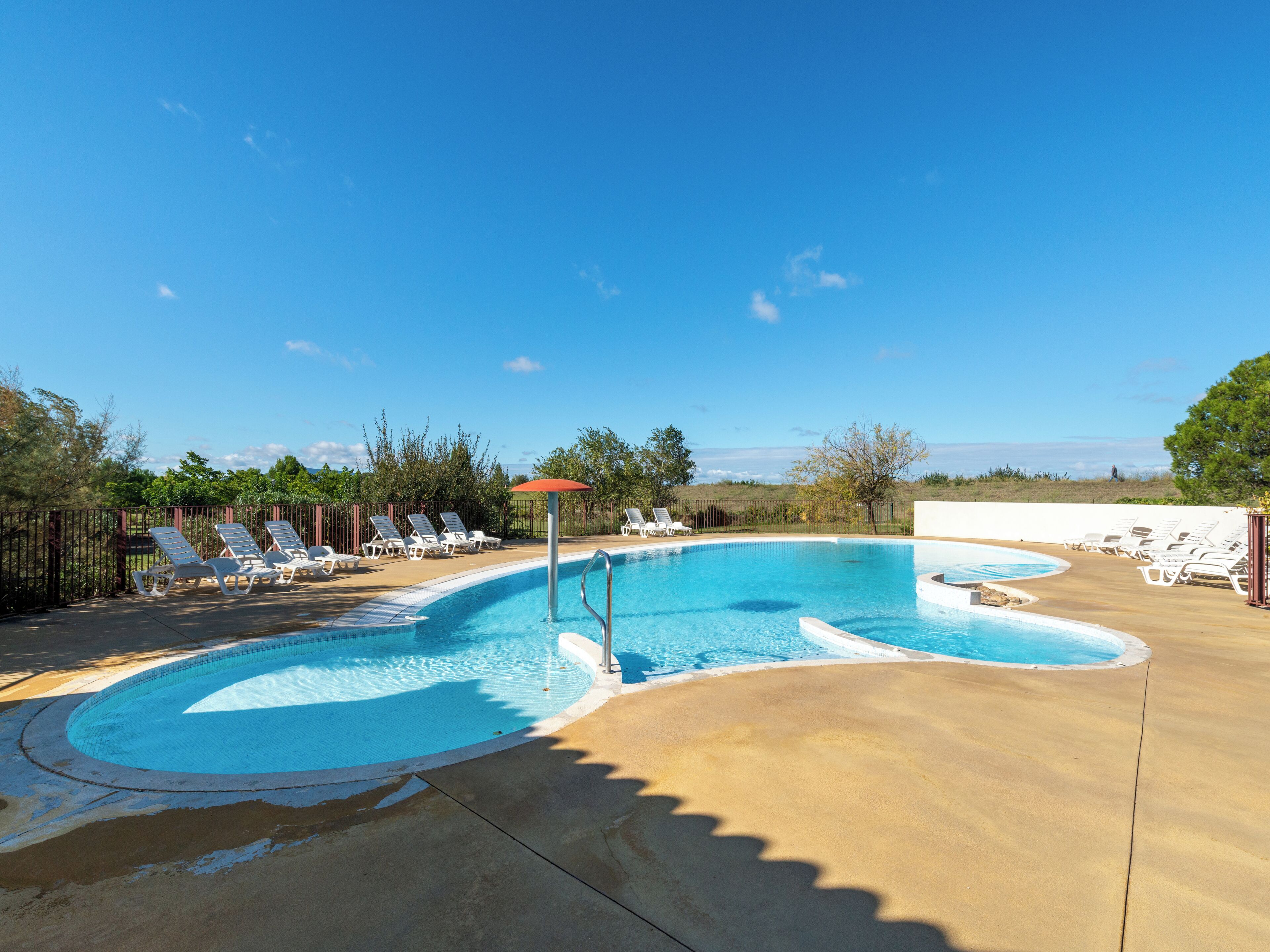 2 座室外游泳池