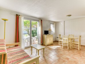 Télévision à écran plat, table de tennis de table