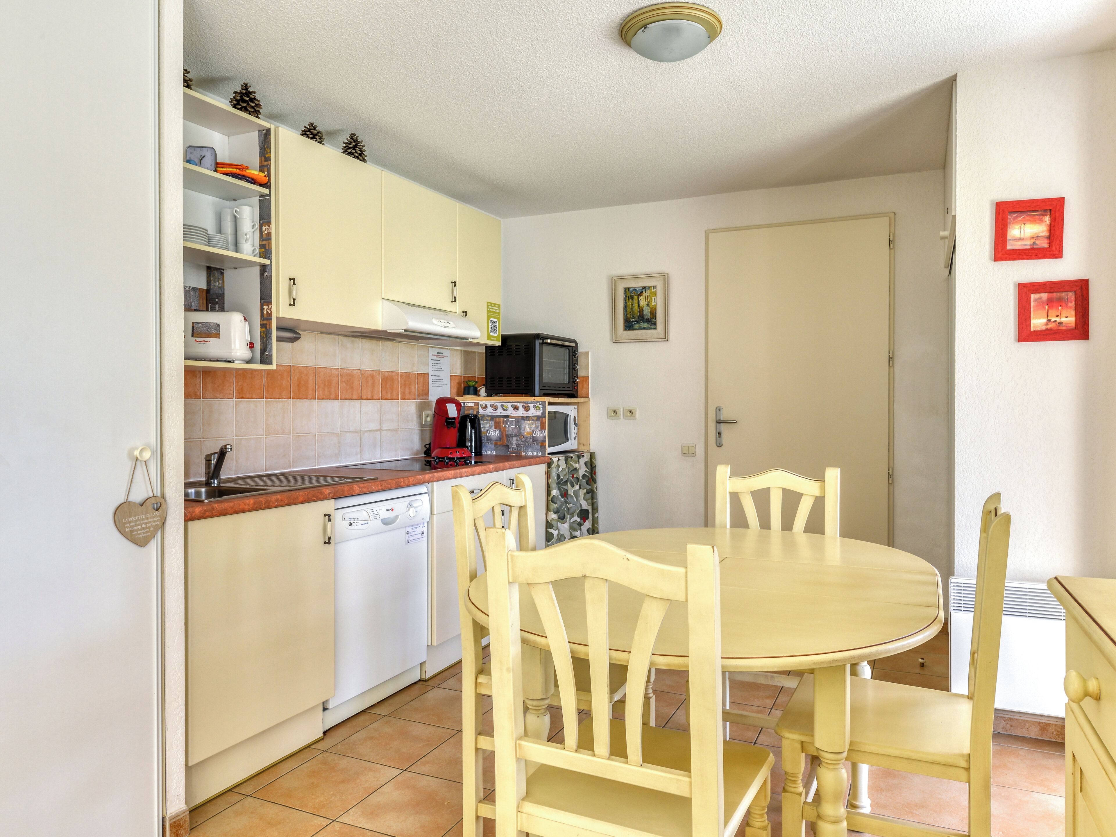 Réfrigérateur, micro-ondes, plaque de cuisson, lave-vaisselle