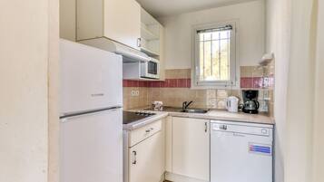 ثلاجة، ميكروويف، موقد طهي مسطح، غسالة أطباق