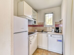 ตู้เย็น, ไมโครเวฟ, เตาประกอบอาหาร, เครื่องล้างจาน