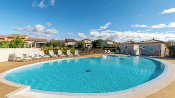 2 outdoor pools