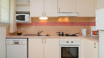 Køleskab, mikrobølgeovn, kogeplade, opvaskemaskine