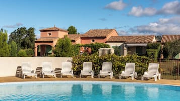2 outdoor pools