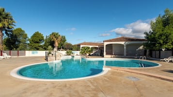 2 piscines extérieures