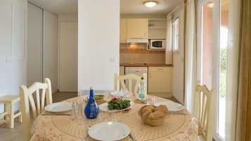 Studio | Private kitchen | Fridge, microwave, stovetop, dishwasher