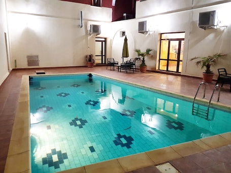Indoor pool, outdoor pool. Hotel Takialt
