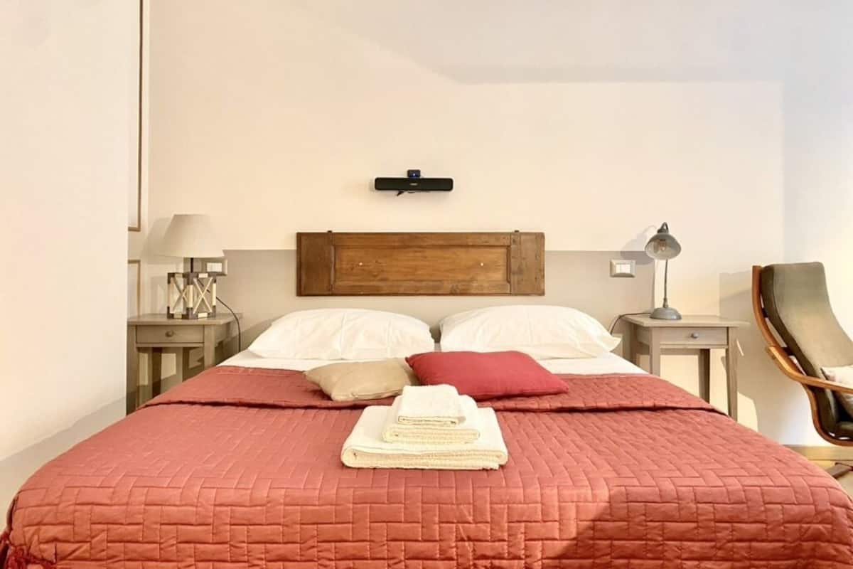 Driepersoonskamer | Luxe beddengoed, donzen dekbedden, een kluis op de kamer