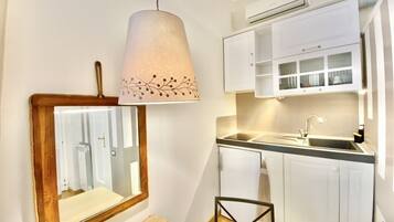 Refrigerador con freezer, microondas, placa de cocina, cafetera expreso