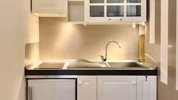 Double or Twin Room | Private kitchen | Full-size fridge, microwave, stovetop, espresso maker