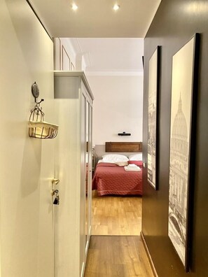 Habitación triple | Ropa de cama de alta calidad, edredón y minibar