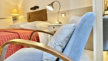 Ropa de cama de alta calidad, cubrecamas y minibar