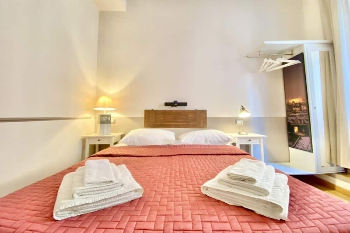 Kamer, 1 twee- of 2 eenpersoonsbedden | Luxe beddengoed, donzen dekbedden, een kluis op de kamer