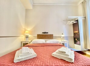 Premium bedding, minibar, in-room safe, individually decorated - Roome B&B (Rome)
