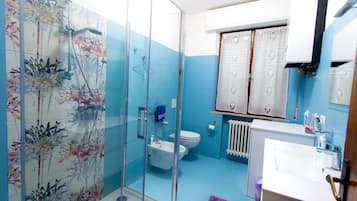 Maison Familiale, 3 chambres, terrasse | Salle de bain | Douche, douche hydromassante, articles de toilette gratuits