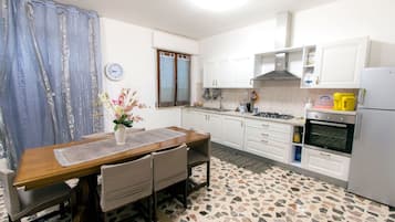Maison Familiale, 3 chambres, terrasse | Cuisine privée | Réfrigérateur, four, plaque de cuisson, lave-vaisselle