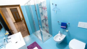 A bathroom with a shower, bidet, and toilet. - B&B Casa Anna Maria (Porto Sant'Elpidio)