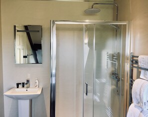 스위트 | 욕실 | 무료 세면용품, 타월