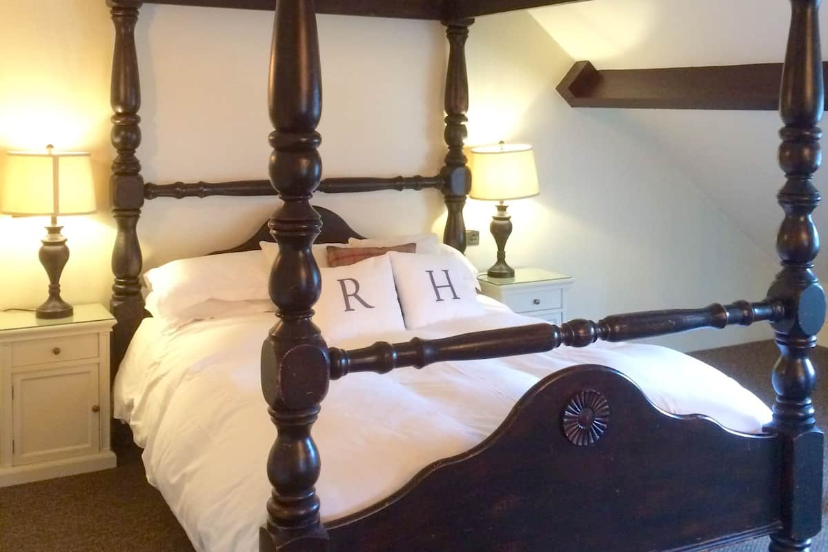 4 Poster King Room | Soundproofing, iron/ironing board, bed sheets