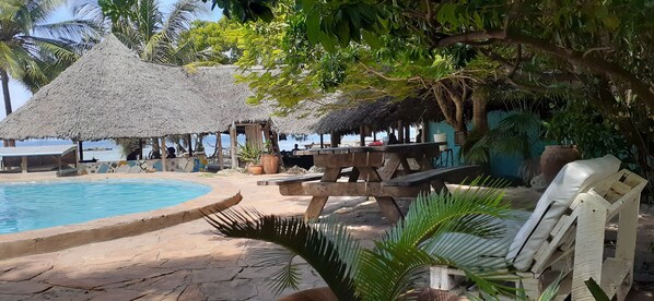 Außenpool, Sonnenschirme, Liegestühle