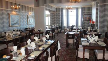 Petit déjeuner et dßner servis sur place