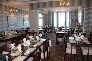 Petit déjeuner et dîner servis sur place