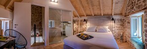 Deluxe Duplex | 1 bedroom, Egyptian cotton sheets, premium bedding, in-room safe