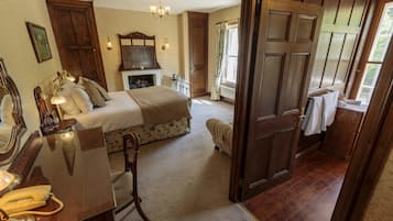 Deluxe Room (King) | Hypo-allergenic bedding, iron/ironing board, free WiFi, bed sheets