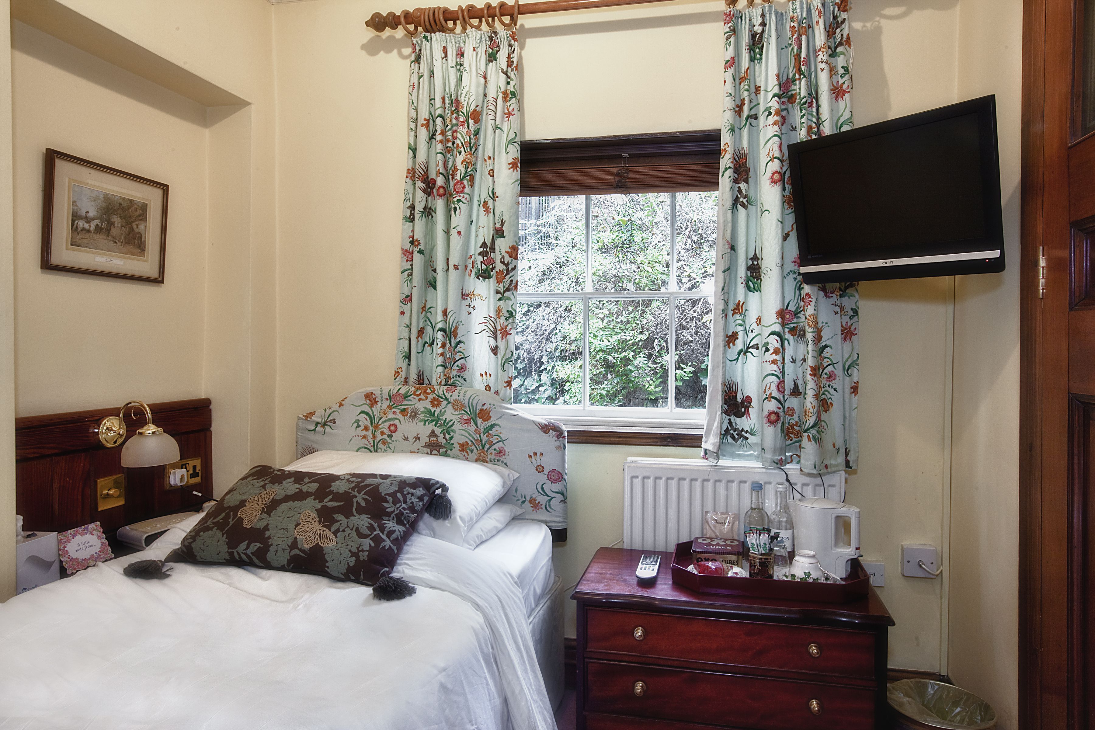 single room (with shower) | hypo-allergenic bedding, iron/ironing board, free wifi, bed sheets