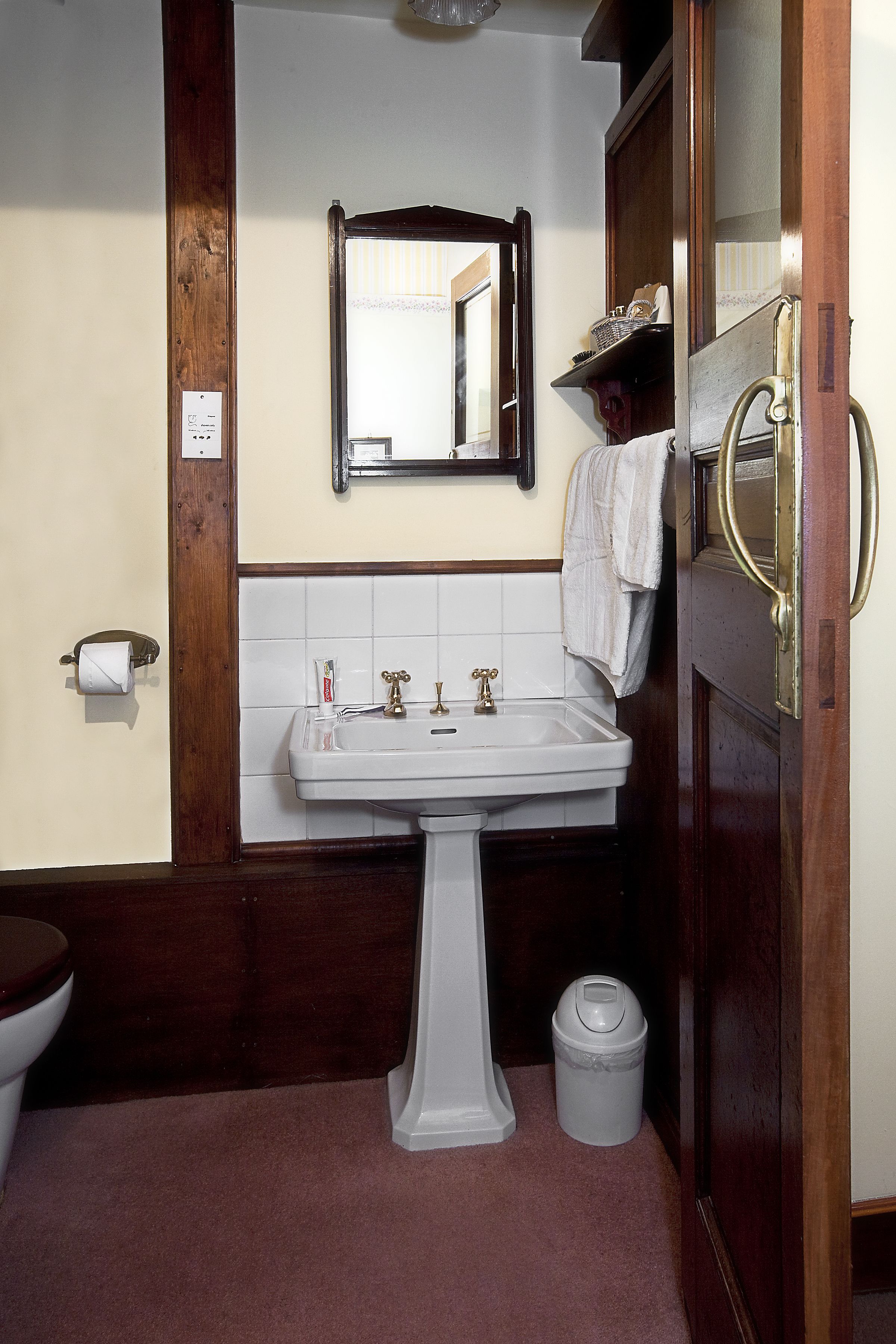 single room (with shower) | hypo-allergenic bedding, iron/ironing board, free wifi, bed sheets